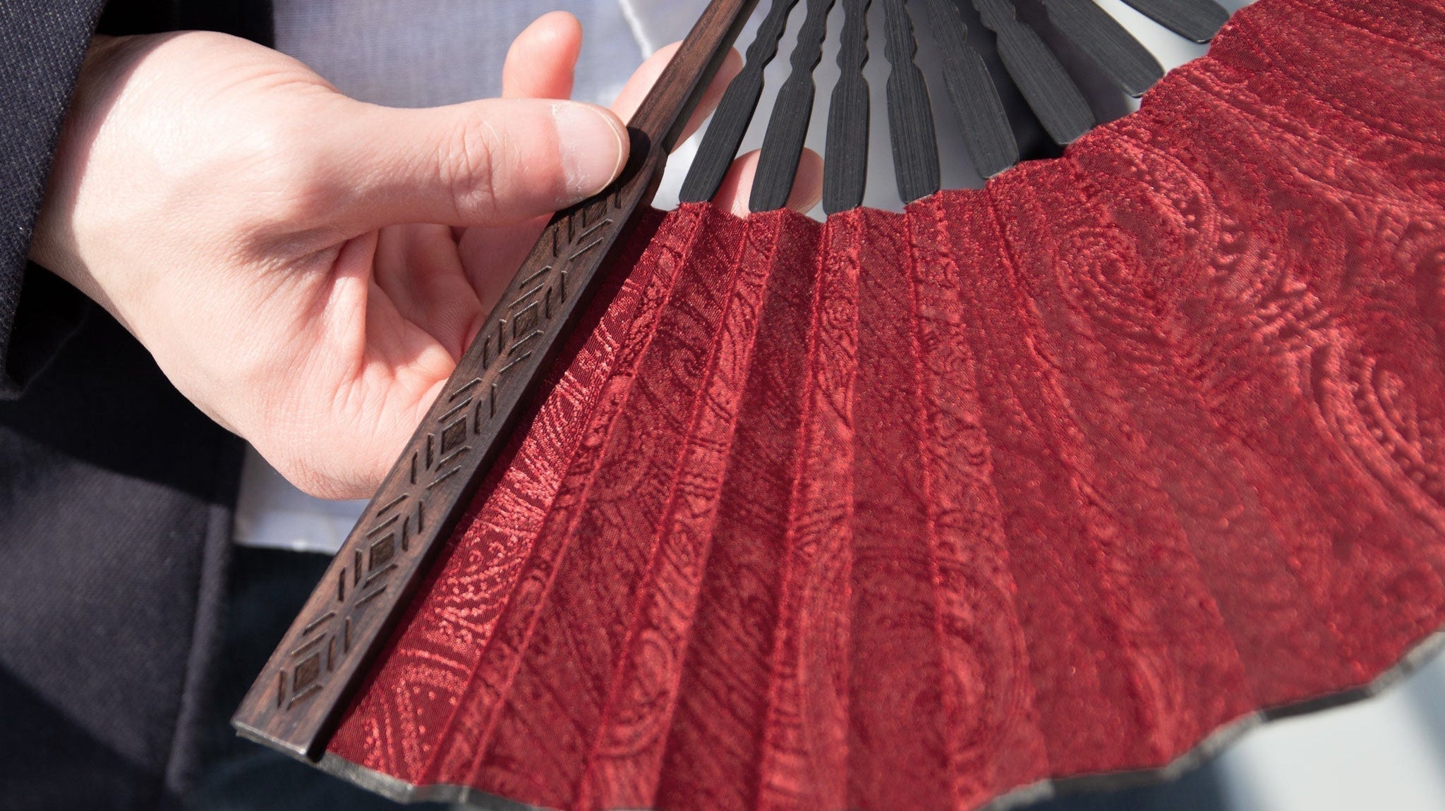 至高の黒檀~希少価値の高い材質を使用した扇子~