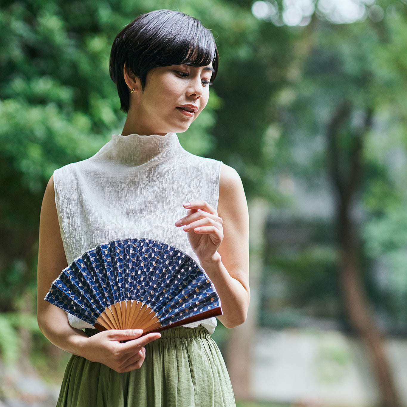 扇子 陽花莉 扇子セット ネイビー モデル画像