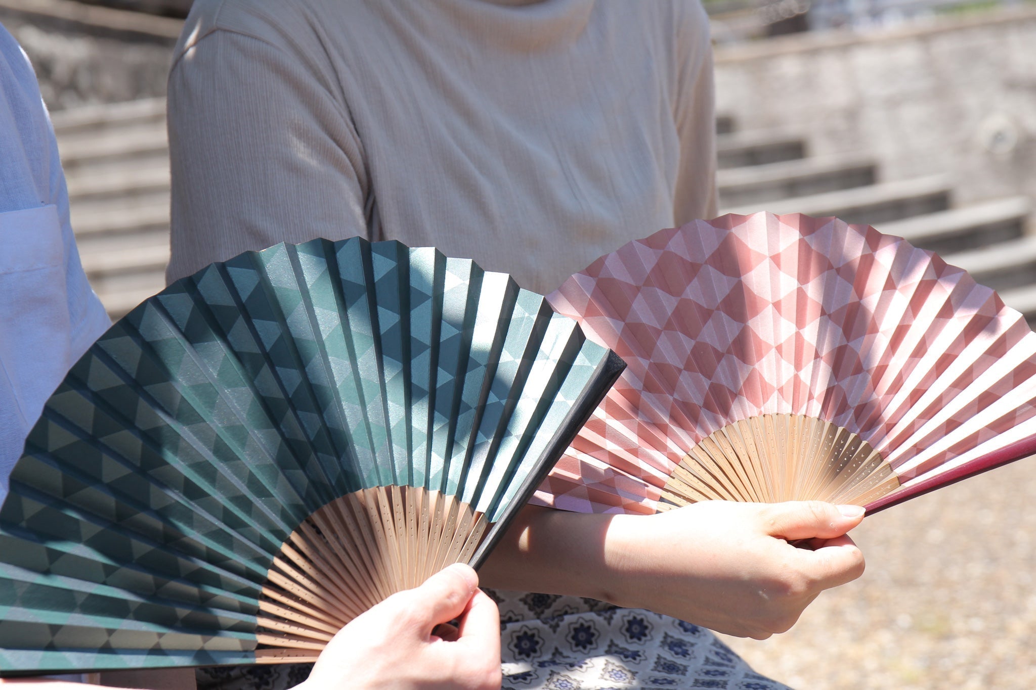 伝統的な日本の扇子 人物と花の絵柄 伝統的な日本の扇子 人物と花の絵柄