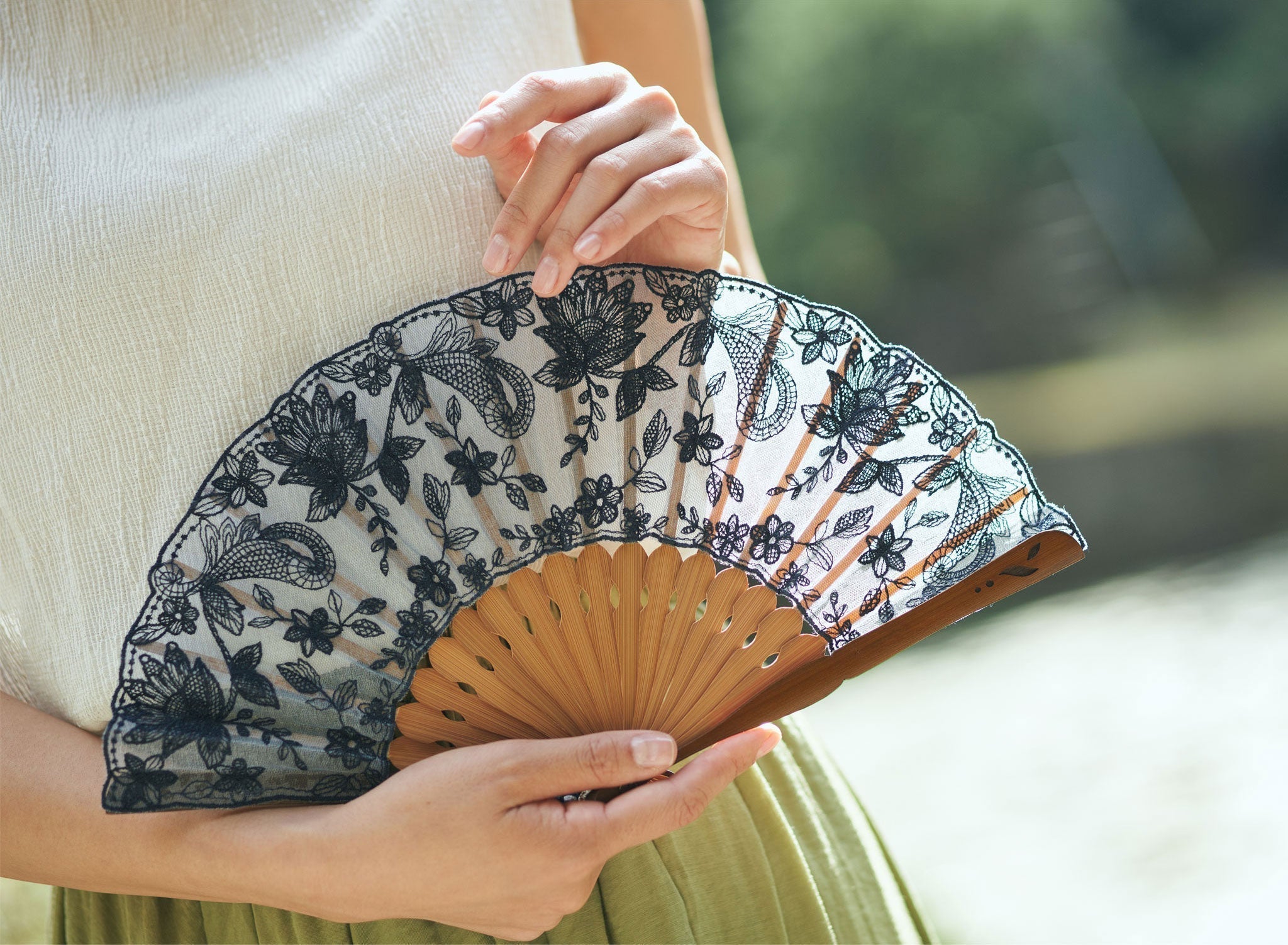 レース扇子のおすすめをご紹介。上品で華やかな扇子を厳選