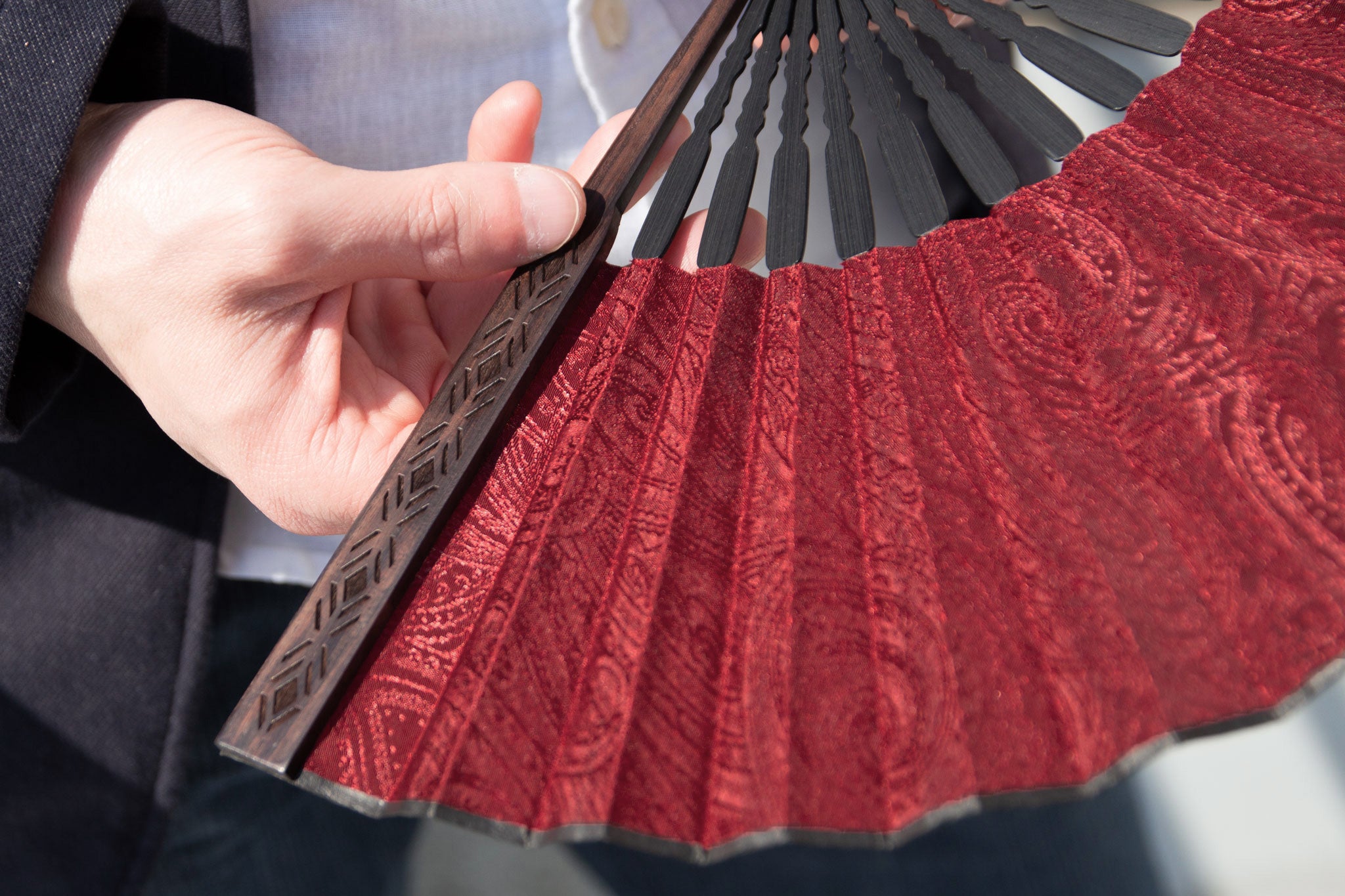 扇子 親黒檀ペイズリーワイン モデル画像