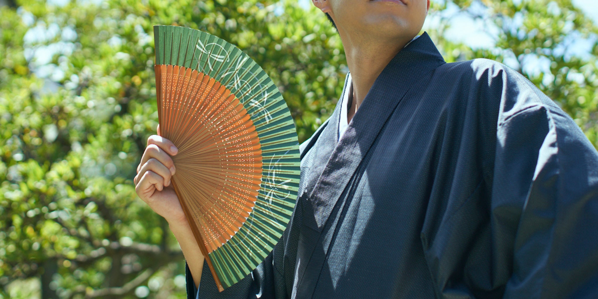 伝統的な日本の扇子 人物と花の絵柄 伝統的な和風扇子 花柄 金色 - メルカリ
